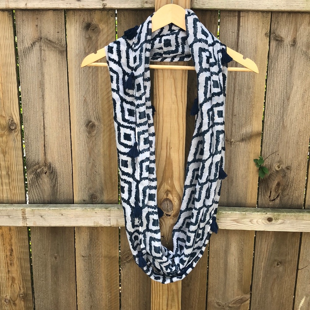 Old Navy White Sleeveless Tank Top with Navy Patterned Scarf - Picture 8 of 8